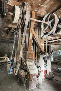 Rez-de-chaussée surélevé. Broyeur à cylindres Lacroix (Dole) et sa transmission par courroie. © Région Bourgogne-Franche-Comté, Inventaire du patrimoine