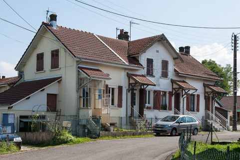 Habitation à 4 logements vue de trois quarts gauche. © Région Bourgogne-Franche-Comté, Inventaire du patrimoine