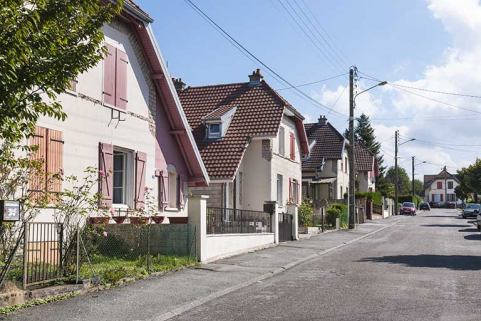 Maisons jumelées (côté est) dans le haut de la rue. © Région Bourgogne-Franche-Comté, Inventaire du patrimoine