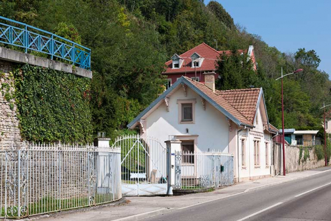 La conciergerie et la demeure depuis la route nationale. © Région Bourgogne-Franche-Comté, Inventaire du patrimoine