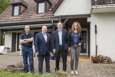 La famille Dodane. De gauche à droite : Florian, Laurent, Cédric et sa femme Elodie. © Région Bourgogne-Franche-Comté, Inventaire du patrimoine La famille Dodane. De gauche à droite : Florian, Laurent, Cédric et sa femme Elodie. © Région Bourgogne-Franche-Comté, Inventaire du patrimoine