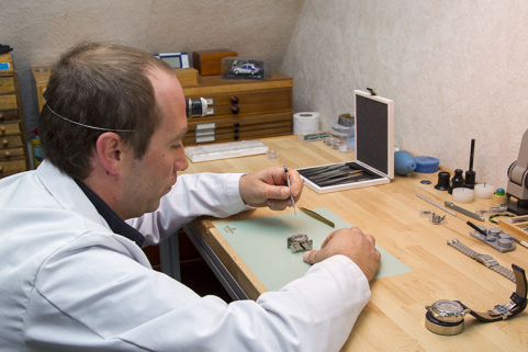 Montage d'une montre par Florian Dodane. © Région Bourgogne-Franche-Comté, Inventaire du patrimoine Montage d'une montre par Florian Dodane. © Région Bourgogne-Franche-Comté, Inventaire du patrimoine