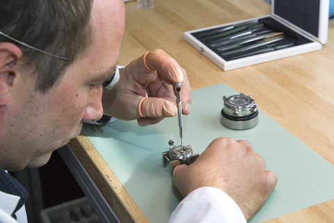 Montage d'une montre par Florian Dodane. © Région Bourgogne-Franche-Comté, Inventaire du patrimoine Montage d'une montre par Florian Dodane. © Région Bourgogne-Franche-Comté, Inventaire du patrimoine