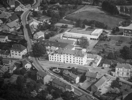 Vue aérienne du site avec notamment l'ancienne piscine et l'ancien gymnase (entre 1979 et 1989.)  © Région Bourgogne-Franche-Comté, Inventaire du patrimoine