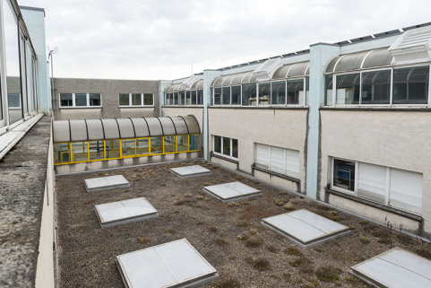 Façades intérieures et toit terrasse du bâtiment de l'angle sud-est (atelier, administration). © Région Bourgogne-Franche-Comté, Inventaire du patrimoine