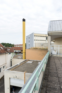 Depuis la terrasse, vue sur l'extrémité sud des bâtiments et la chaufferie. © Région Bourgogne-Franche-Comté, Inventaire du patrimoine
