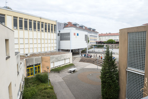 Depuis le sud, vue sur la cour et les bâtiments qui la bordent. © Région Bourgogne-Franche-Comté, Inventaire du patrimoine