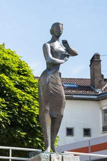 Sculpture de Georges Oudot intitulée La messagère de l'esprit, dite "Simone", dite Mlle Félix, vue de trois quart ouest. © Région Bourgogne-Franche-Comté, Inventaire du patrimoine