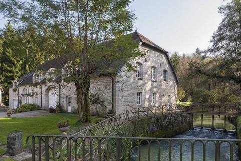 Le bâtiment du moulin et le vannage sur la Corcelle. © Région Bourgogne-Franche-Comté, Inventaire du patrimoine