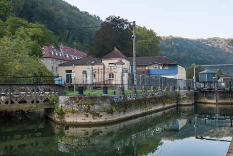 Vue depuis le nord-ouest : logements, bâtiment (remanié) de la centrale hydroélectrique et écluse. © Région Bourgogne-Franche-Comté, Inventaire du patrimoine