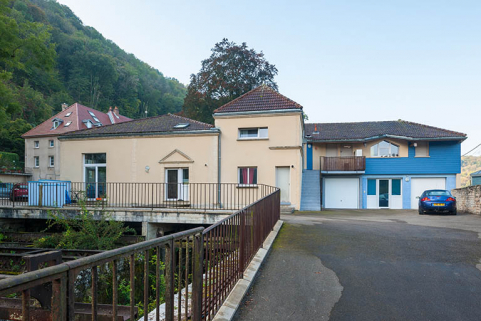 Bâtiment de la centrale hydroélectrique (remaniée), depuis l'amont. © Région Bourgogne-Franche-Comté, Inventaire du patrimoine