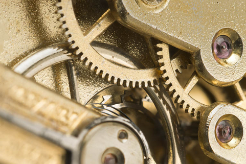 Détail du rouage : la roue de cylindre plate est visible à l'arrière du balancier. © Région Bourgogne-Franche-Comté, Inventaire du patrimoine