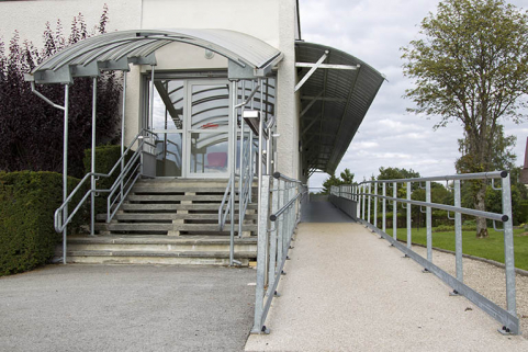 Façade latérale droite : escalier et rampe d'accès. © Région Bourgogne-Franche-Comté, Inventaire du patrimoine