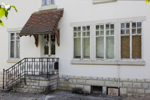 Façade latérale droite : entrée et fenêtres mutltiples. © Région Bourgogne-Franche-Comté, Inventaire du patrimoine