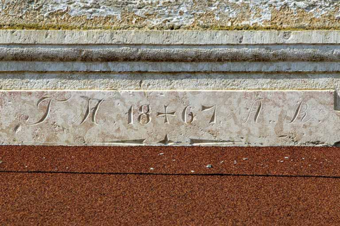 Initiales et date portée sur le linteau de l'entrée. © Région Bourgogne-Franche-Comté, Inventaire du patrimoine Initiales et date portée sur le linteau de l'entrée. © Région Bourgogne-Franche-Comté, Inventaire du patrimoine