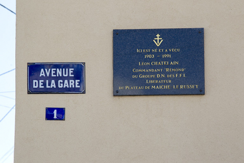 Plaques apposées sur la façade antérieure. © Région Bourgogne-Franche-Comté, Inventaire du patrimoine