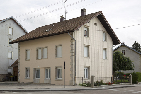 Façades antérieure et latérale droite. © Région Bourgogne-Franche-Comté, Inventaire du patrimoine Façades antérieure et latérale droite. © Région Bourgogne-Franche-Comté, Inventaire du patrimoine