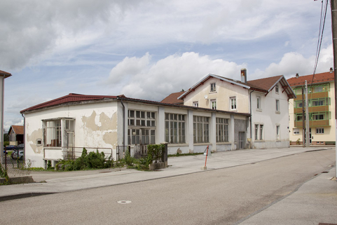 Extensions : façade sur la rue Pasteur, de trois quarts gauche. © Région Bourgogne-Franche-Comté, Inventaire du patrimoine Extensions : façade sur la rue Pasteur, de trois quarts gauche. © Région Bourgogne-Franche-Comté, Inventaire du patrimoine