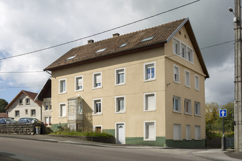 Façades antérieure et latérale droite. © Région Bourgogne-Franche-Comté, Inventaire du patrimoine Façades antérieure et latérale droite. © Région Bourgogne-Franche-Comté, Inventaire du patrimoine