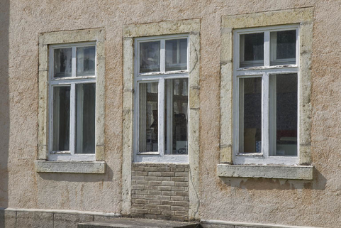 Usine, façade latérale droite : baies du rez-de-chaussée surélevé. © Région Bourgogne-Franche-Comté, Inventaire du patrimoine