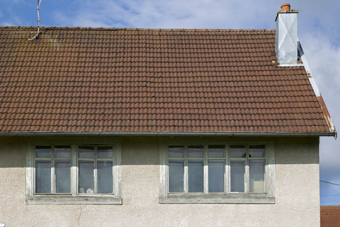 Maison au n° 47 : fenêtres horlogères sur la façade postérieure. © Région Bourgogne-Franche-Comté, Inventaire du patrimoine Maison au n° 47 : fenêtres horlogères sur la façade postérieure. © Région Bourgogne-Franche-Comté, Inventaire du patrimoine