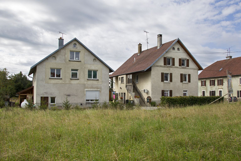 Vue d'ensemble, depuis le nord. Maison au n° 47 à gauche, au n° 45 à droite. © Région Bourgogne-Franche-Comté, Inventaire du patrimoine Vue d'ensemble, depuis le nord. Maison au n° 47 à gauche, au n° 45 à droite. © Région Bourgogne-Franche-Comté, Inventaire du patrimoine
