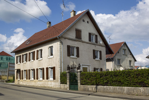 Maison au n° 45 : façades antérieure et latérale droite. © Région Bourgogne-Franche-Comté, Inventaire du patrimoine Maison au n° 45 : façades antérieure et latérale droite. © Région Bourgogne-Franche-Comté, Inventaire du patrimoine