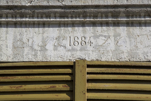 Maison au n° 45, façade latérale droite : initiales et date sur le linteau d'une porte. © Région Bourgogne-Franche-Comté, Inventaire du patrimoine Maison au n° 45, façade latérale droite : initiales et date sur le linteau d'une porte. © Région Bourgogne-Franche-Comté, Inventaire du patrimoine
