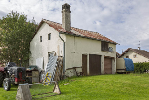 Bâtiment autrefois à usage de remise, atelier, étable et buanderie (actuellement garage). © Région Bourgogne-Franche-Comté, Inventaire du patrimoine Bâtiment autrefois à usage de remise, atelier, étable et buanderie (actuellement garage). © Région Bourgogne-Franche-Comté, Inventaire du patrimoine