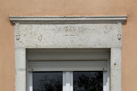 Façade postérieure : ancienne porte avec linteau daté. © Région Bourgogne-Franche-Comté, Inventaire du patrimoine
