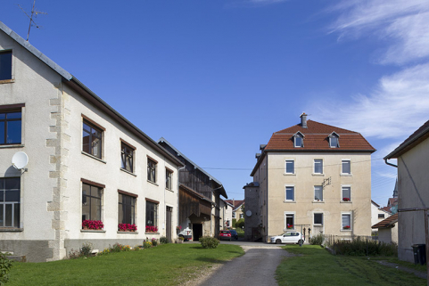 Logement patronal : façade latérale gauche. A gauche, l'ancienne fonderie se prolongeant par la remise et l'écurie-fenil. © Région Bourgogne-Franche-Comté, Inventaire du patrimoine