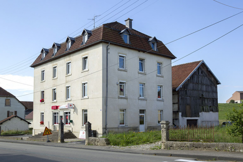 Vue d'ensemble, depuis le nord : logement patronal en avant du bâtiment d'écurie et fenil. © Région Bourgogne-Franche-Comté, Inventaire du patrimoine