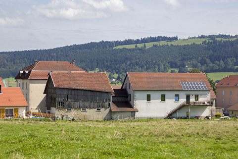 Vue d'ensemble, depuis l'ouest. De gauche à droite : écurie-fenil, remise et ancienne fonderie. © Région Bourgogne-Franche-Comté, Inventaire du patrimoine