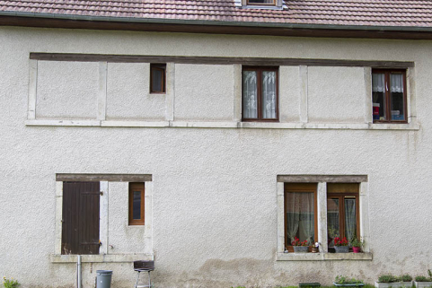 Usine : fenêtres horlogères au rez-de-chaussée et fenêtres multiples à l'étage (façade postérieure). © Région Bourgogne-Franche-Comté, Inventaire du patrimoine