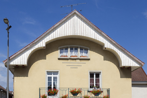 Corps de bâtiment principal, façade antérieure : niveaux supérieurs et lambrichure. © Région Bourgogne-Franche-Comté, Inventaire du patrimoine