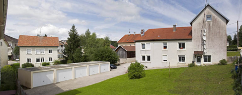 Vue d'ensemble, depuis l'ouest. De gauche à doite : garages, aile en retour et bâtiment principal (mur pignon). © Région Bourgogne-Franche-Comté, Inventaire du patrimoine Vue d'ensemble, depuis l'ouest. De gauche à doite : garages, aile en retour et bâtiment principal (mur pignon). © Région Bourgogne-Franche-Comté, Inventaire du patrimoine