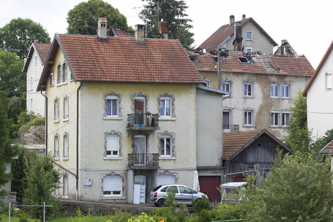 Façades postérieure et latérale droite. A l'arrière, l'usine Froidevaux Frères (au 5 Rue Neuve) incendiée le 25 juin 2014. © Région Bourgogne-Franche-Comté, Inventaire du patrimoine