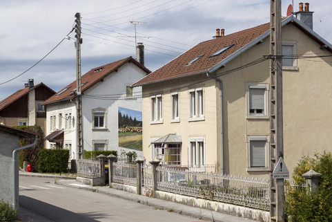 Extrémité ouest de la Rue Neuve (vers la rue de la Scierie). Du premier plan à l'arrière-plan : atelier d'horlogerie Domon Frères (n° 14), logement de la scierie Taillard (n° 16) et atelier de traitement thermique des métaux, de polissage et de galv… © Région Bourgogne-Franche-Comté, Inventaire du patrimoine Extrémité ouest de la Rue Neuve (vers la rue de la Scierie). Du premier plan à l'arrière-plan : atelier d'horlogerie Domon Frères (n° 14), logement de la scierie Taillard (n° 16) et atelier de traitement thermique des métaux, de polissage et de galv… © Région Bourgogne-Franche-Comté, Inventaire du patrimoine