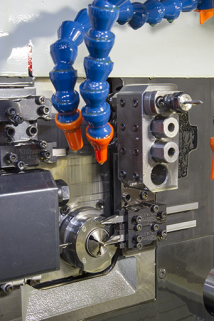 Machine à décolleter récente : installation de lubrification de la pièce et des outils. © Région Bourgogne-Franche-Comté, Inventaire du patrimoine