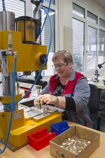 Atelier de marquage des pièces. © Région Bourgogne-Franche-Comté, Inventaire du patrimoine