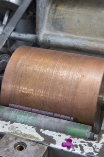 Atelier de taille du rubis : cylindre diamanté d'une machine. Les carrelets de rubis synthétique sont arrondis en frottant sur le cylindre. © Région Bourgogne-Franche-Comté, Inventaire du patrimoine