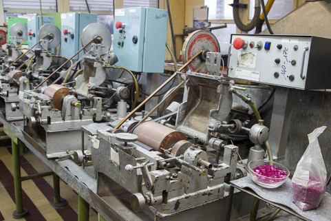 Atelier de taille du rubis : machines à usiner par abrasion (machines suisses Bocadero). © Région Bourgogne-Franche-Comté, Inventaire du patrimoine