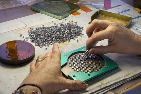 Atelier de polissage : mise en place des pièces sur un plot. © Région Bourgogne-Franche-Comté, Inventaire du patrimoine