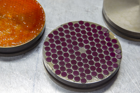 Atelier de polissage : rondelles de rubis fixées sur un plot. © Région Bourgogne-Franche-Comté, Inventaire du patrimoine