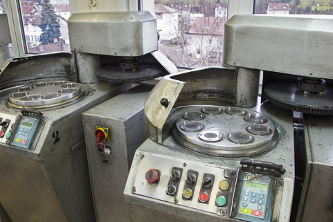 Atelier de polissage : machines à polir à brosse. © Région Bourgogne-Franche-Comté, Inventaire du patrimoine