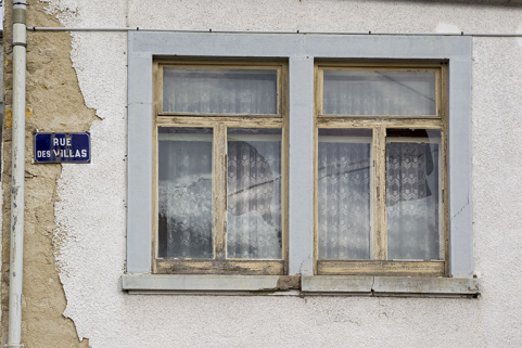 Deuxième bâtiment, au 4 rue Victor Hugo : fenêtre horlogère sur la façade antérieure. © Région Bourgogne-Franche-Comté, Inventaire du patrimoine Deuxième bâtiment, au 4 rue Victor Hugo : fenêtre horlogère sur la façade antérieure. © Région Bourgogne-Franche-Comté, Inventaire du patrimoine