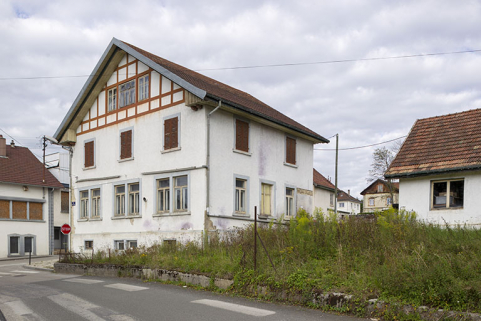 Deuxième bâtiment, au 4 rue Victor Hugo : façades antérieure et latérale droite. © Région Bourgogne-Franche-Comté, Inventaire du patrimoine Deuxième bâtiment, au 4 rue Victor Hugo : façades antérieure et latérale droite. © Région Bourgogne-Franche-Comté, Inventaire du patrimoine