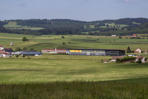 Vue d'ensemble du plateau et de la zone industrielle. Entreprises Perrenoud et Saint-Honoré Paris à gauche, Frésard Composants à droite. © Région Bourgogne-Franche-Comté, Inventaire du patrimoine Vue d'ensemble du plateau et de la zone industrielle. Entreprises Perrenoud et Saint-Honoré Paris à gauche, Frésard Composants à droite. © Région Bourgogne-Franche-Comté, Inventaire du patrimoine