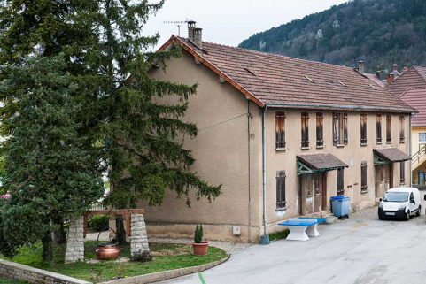 Chaudière à potence devant le pignon ouest de l'annexe (atelier logement). © Région Bourgogne-Franche-Comté, Inventaire du patrimoine
