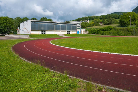 Piste d'athlétisme, stade et façade postérieure est du gymnase. © Région Bourgogne-Franche-Comté, Inventaire du patrimoine
